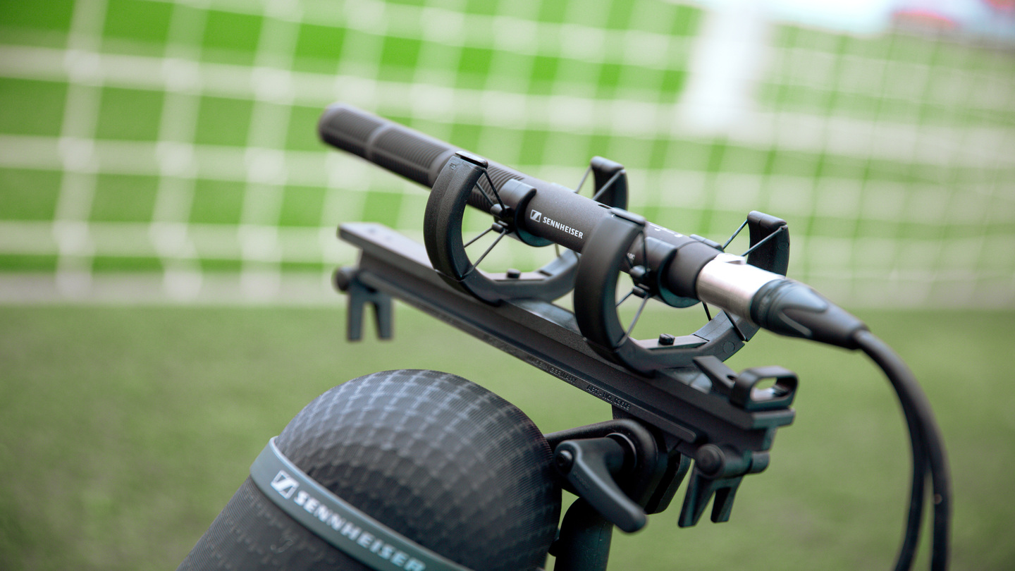 The MKH 8018 is delivered with an MZQ 100 microphone clip and other accessories 